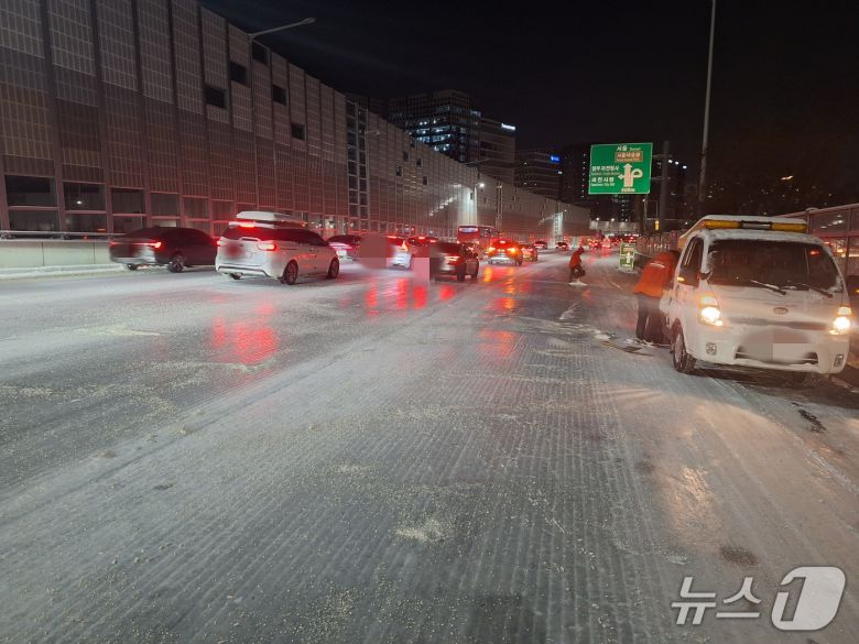 과천봉담도시고속화도로 제설작업 중인 과천시 공무원.(과천시 제공)