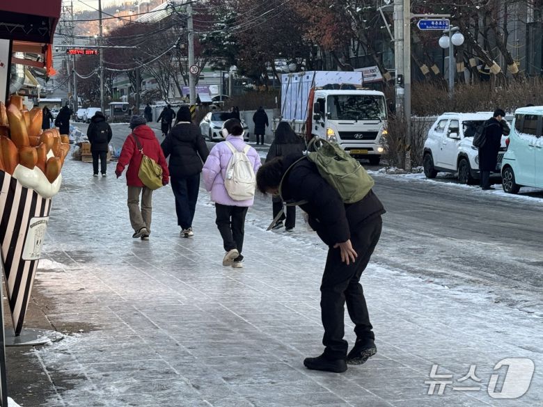 전날(4일) 내린 폭설로 인해 5일 인도가 얼면서 서울 종로구 안국역 인근을 지나가는 시민들이 조심하며 걷고 있다. 2025.12.5/뉴스1 ⓒ News1 권준언 기자