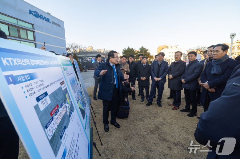 정헌율 익산시장이 5일 익산을 방문한 김윤덕 국토부장관에게 KTX익산역 광역복합환승센터 구축 사업에 대해 설명하고 있다.(익산시 제공. 재판매 및 DB 금지)