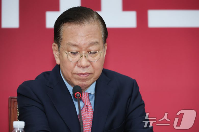 권영세 국민의힘 비상대책위원장이 10일 서울 여의도 국회에서 김문수 대통령 후보 자격 취소·한덕수 예비후보 입당 및 대선후보 등록 과정에 대해 기자회견을 하고 있다. 2025.5.10/뉴스1 ⓒ News1 안은나 기자