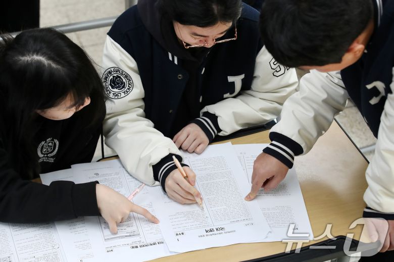 14일 오전 대구 수성구 정화여고에서 고3 수험생들이 담임교사와 함께 전날 치른 2026학년도 대학수학능력시험(수능) 가채점을 하고 있다. 2025.11.14/뉴스1 ⓒ News1 공정식 기자