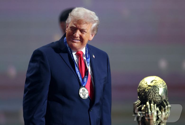 도널드 트럼프 미국 대통령이 5일(현지시간) 2026년 북중미 월드컵 조추첨식에서 초대 국제축구연맹(FIFA) 평화상을 수상했다. ⓒ 로이터=뉴스1 ⓒ News1 이창규 기자