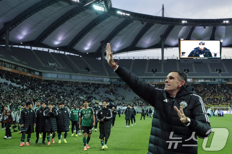 6일 오후 서울 마포구 월드컵로 서울월드컵경기장에서 열린 광주FC와 전북현대의 2025 하나은행 코리아컵 결승전에서 2대1로 승리해 우승을 차지한 전북현대 거스 포옛 감독이 서포터즈와 기쁨을 나누고 있다. 2025.12.6/뉴스1 ⓒ News1 박정호 기자