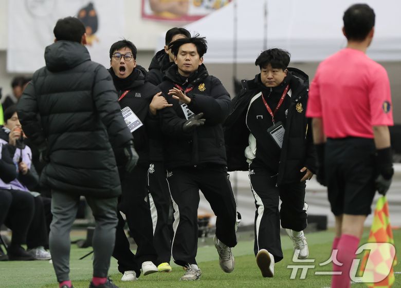6일 오후 서울 마포구 월드컵로 서울월드컵경기장에서 열린 광주FC와 전북현대의 2025 하나은행 코리아컵 결승전에서 이정효 광주FC 감독이 심판 판정에 항의하고 있레드카드를 받아 퇴장 당하고 있다. 2025.12.6/뉴스1 ⓒ News1 박정호 기자