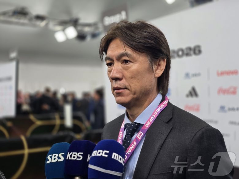 홍명보 축구 국가대표팀 감독이 5일(현지시간) 미국 워싱턴DC 케네디센터에서 열린 조추첨 후 믹스트존에서 한국 기자들과 만나 질문에 답하고 있다. 한국은 멕시코, 남아프리카공화국, 유럽플레이오프D조(체코·북마케도니아·덴마크·아일랜드)와 함께 A조에 배정됐다. 2025.12.05. ⓒ News1 류정민 특파원
