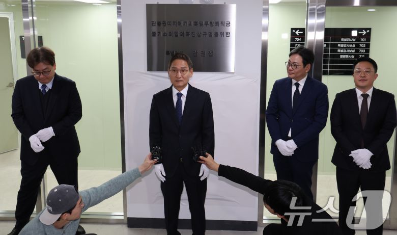 '관봉권 띠지 폐기 의혹'과 '쿠팡 퇴직금 불기소 외압 의혹'을 수사하는 안권섭 특별검사(왼쪽 두번째)가 6일 서울 서초구에 마련된 특검 사무실에서 현판식을 마친 뒤 발언하고 있다. 왼쪽부터 김호경 수사단장, 안권섭 특검, 김기욱 특검보, 권도형 특검보. 2025.12.6/뉴스1 ⓒ News1 장수영 기자