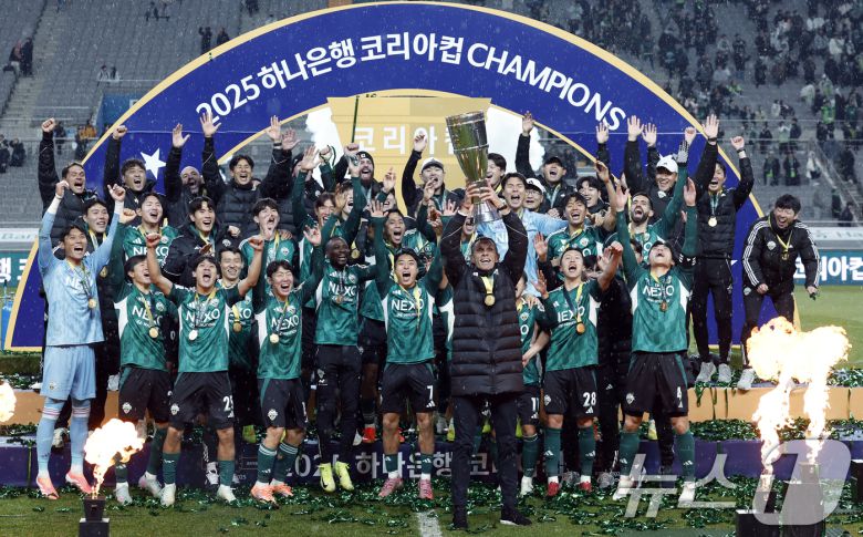 6일 오후 서울 마포구 월드컵로 서울월드컵경기장에서 열린 광주FC와 전북현대의 2025 하나은행 코리아컵 결승전에서 2대1로 승리해 우승을 차지한 전북현대 거스 포옛 감독과 선수단이 우승트로피를 들어올리고 있다. 2025.12.6/뉴스1 ⓒ News1 박정호 기자