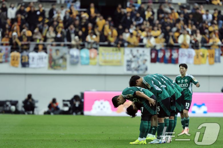 6일 오후 서울 마포구 월드컵로 서울월드컵경기장에서 열린 광주FC와 전북현대의 2025 하나은행 코리아컵 결승전에서 선제골을 넣은 전북현대 선수들이 벤치를 향해 인사를 하고 있다. 2025.12.6/뉴스1 ⓒ News1 박정호 기자