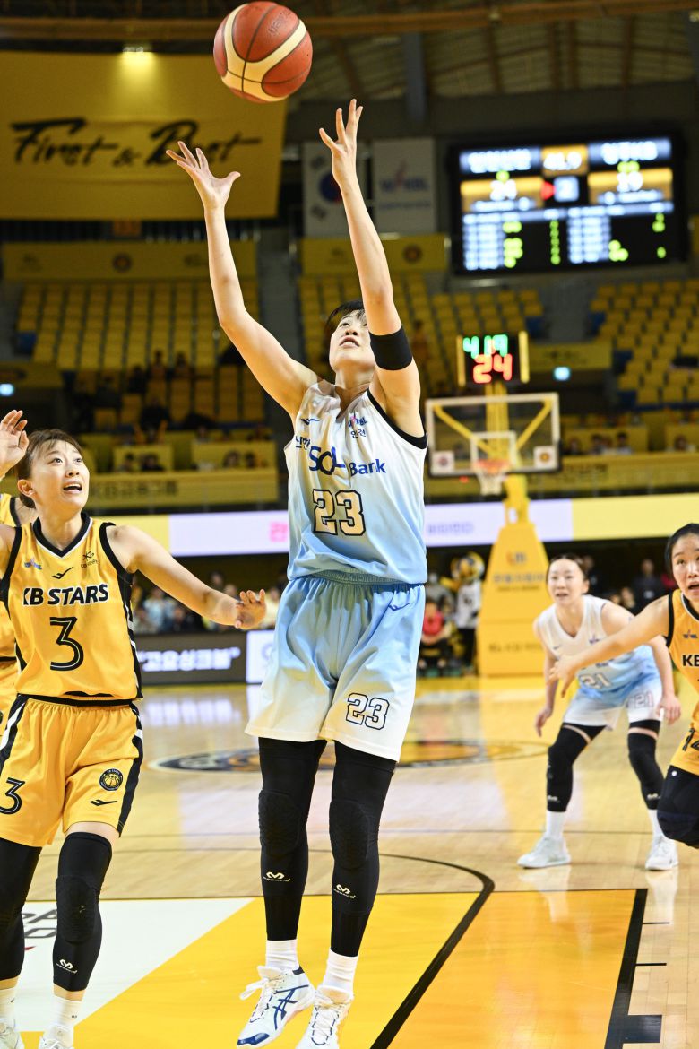 여자농구 신한은행 홍유순이 6일 KB스타즈와 경기에서 슛을 쏘고 있다.(WKBL 제공)