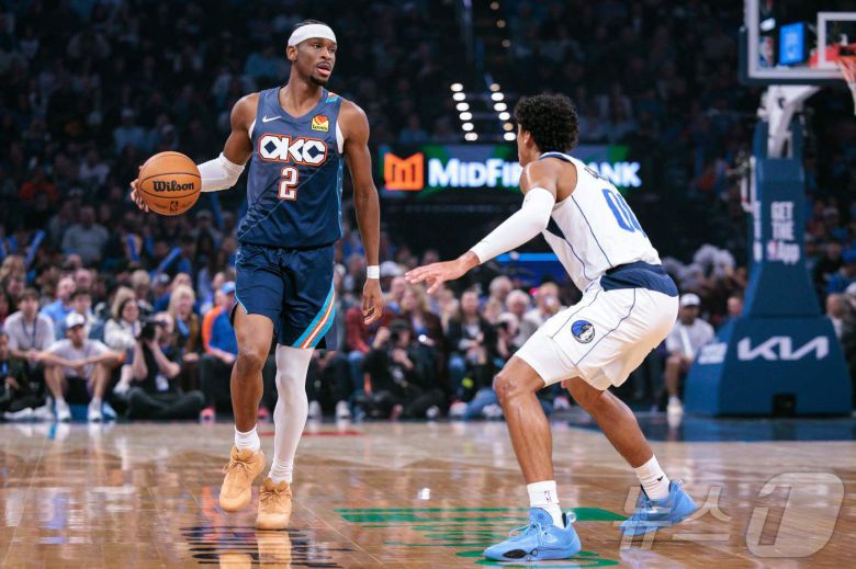 NBA 오클라호마시티 길저스-알렉산더가 6일(한국시간) 댈러스와 경기에서 드리블을 하고 있다. ⓒ AFP=뉴스1