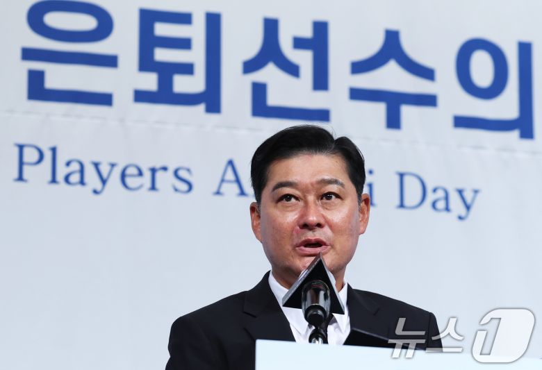 5일 서울 강남구 리베라호텔에서 열린 한국프로야구 은퇴선수의 날 행사에서 한국프로야구은퇴선수협회 5대 회장에 취임한 이종범 전 코치가 소감을 밝히고 있다. 2025.12.5/뉴스1 ⓒ News1 오대일 기자