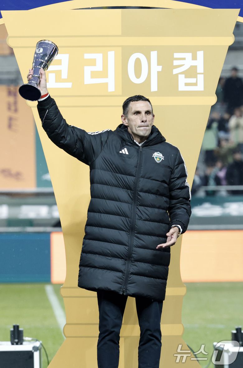 6일 오후 서울 마포구 월드컵로 서울월드컵경기장에서 열린 광주FC와 전북현대의 2025 하나은행 코리아컵 시상식에서 지도자상을 받은 전북현대 거스 포옛 감독이 포즈를 취하고 있다. 2025.12.6/뉴스1 ⓒ News1 박정호 기자