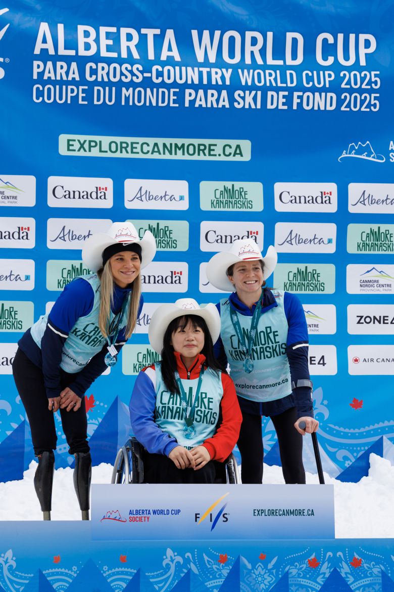 2025~2026 국제스키연맹(FIS) 파라 크로스컨트리 월드컵에서 금메달을 획득한 김윤지(가운데).(국제스키연맹 인스타그램 캡처)