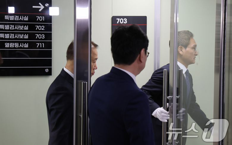 '관봉권 띠지 폐기 의혹'과 '쿠팡 퇴직금 불기소 외압 의혹'을 수사하는 안권섭 특별검사(오른쪽)가 6일 서울 서초구에 마련된 특검 사무실에서 열린 현판식을 마친 뒤 사무실로 들어가고 있다. 2025.12.6/뉴스1 ⓒ News1 장수영 기자