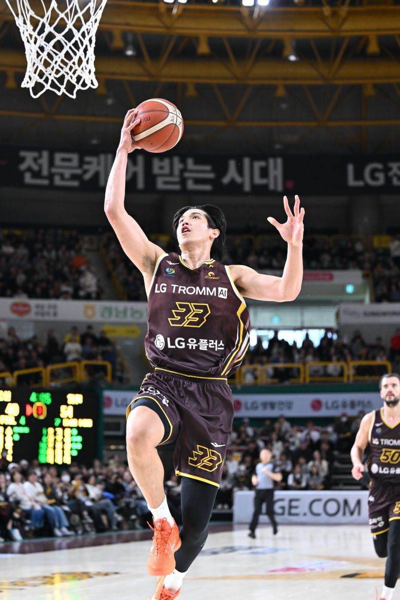 프로농구 LG 타마요가 6일 현대모비스와 경기에서 슛을 시도하고 있다.(KBL 제공)