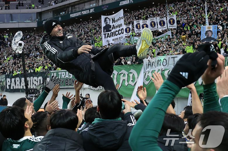 6일 오후 서울 마포구 월드컵로 서울월드컵경기장에서 열린 광주FC와 전북현대의 2025 하나은행 코리아컵 결승전에서 2대1로 승리해 우승을 차지한 전북현대 선수들이 타노스 코치를 헹가래 치고 있다. 2025.12.6/뉴스1 ⓒ News1 박정호 기자