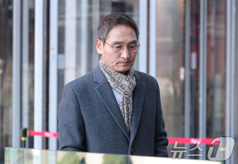 관봉권 띠지 폐기 의혹과 쿠팡 퇴직금 불기소 외압 의혹 진상 규명을 위한 특검(상설특별검사)에 임명된 안권섭 변호사가 지난 달 18일 서울 여의도 사무실로 출근하고 있다. 2025.11.18/뉴스1 ⓒ News1 김성진 기자