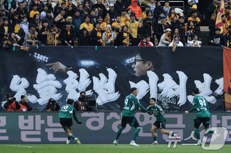 6일 오후 서울 마포구 월드컵로 서울월드컵경기장에서 열린 광주FC와 전북현대의 2025 하나은행 코리아컵 결승전에서 선제골을 넣은 전북 이동준이 기뻐하고 있다. 2025.12.6/뉴스1 ⓒ News1 박정호 기자