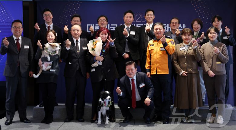 3일 서울 중구 롯데호텔에서 열린 2025 대한민국 반려동물 문화대상에서 수상자들이 기념촬영을 하고 있다. 2025.12.3/뉴스1 ⓒ News1 김명섭 기자