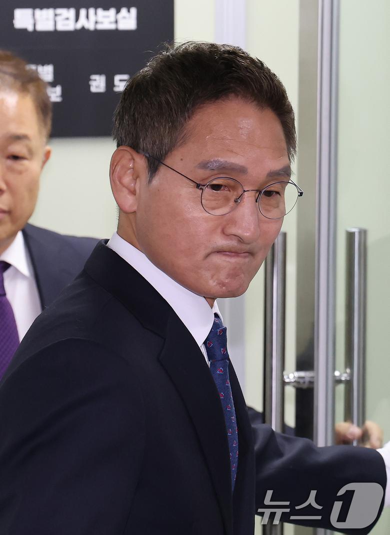 '관봉권 띠지 폐기 의혹'과 '쿠팡 퇴직금 불기소 외압 의혹'을 수사하는 안권섭 특별검사가 6일 서울 서초구에 마련된 특검 사무실에서 열린 현판식을 마친 뒤 사무실로 들어가고 있다. 2025.12.6/뉴스1 ⓒ News1 장수영 기자