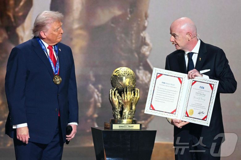 도널드 트럼프 미국 대통령이 5일(현지시간) 2026년 북중미 월드컵 조추첨식이 열리는 워싱턴DC 케네디센터에서 초대 국제축구연맹(FIFA) 평화상을 수상했다. ⓒ AFP=뉴스1 ⓒ News1 이창규 기자