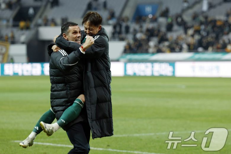 6일 오후 서울 마포구 월드컵로 서울월드컵경기장에서 열린 광주FC와 전북현대의 2025 하나은행 코리아컵 결승전에서 역전골을 넣은 전북 이승우가 2대1로 경기가 끝나자 거스 포옛 감독에게 안겨 기쁨을 나누고 있다. 2025.12.6/뉴스1 ⓒ News1 박정호 기자