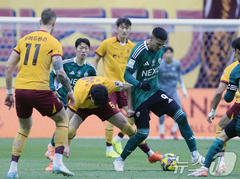 6일 오후 서울 마포구 월드컵로 서울월드컵경기장에서 열린 광주FC와 전북현대의 2025 하나은행 코리아컵 결승전에서 광주 변준수가 전북 티아고를 마크하고 있다. 2025.12.6/뉴스1 ⓒ News1 박정호 기자