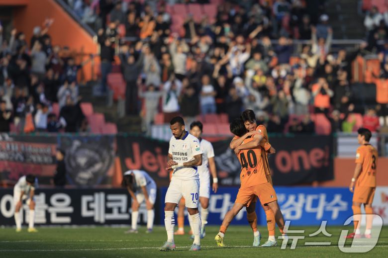 7일 오후 제주 서귀포시 월드컵로 제주월드컵경기장에서 열린 하나은행 K리그 승강 플레이오프 2025 2차전 제주SK와 수원삼성의 경기에서 2대0 승리(1,2차전 합산 3대0)를 거두며 잔류를 확정한 제주 선수들이 기뻐하고 있다. 2025.12.7/뉴스1 ⓒ News1 박정호 기자