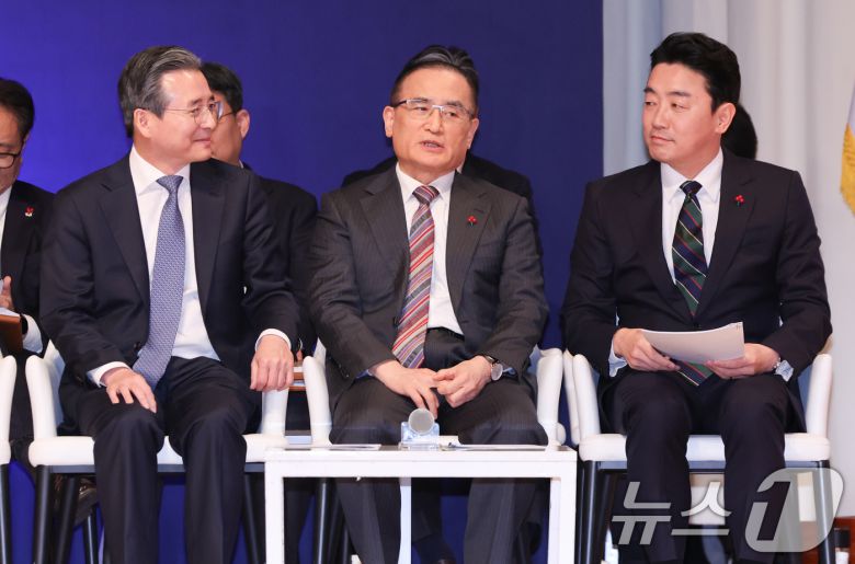 김용범 정책실장(왼쪽부터), 위성락 국가안보실장, 강훈식 대통령 비서실장이 7일 서울 용산 대통령실 청사에서 열린 '이재명 정부 출범 6개월 성과 간담회'에서 대화하고 있다. 2025.12.7/뉴스1 ⓒ News1 허경 기자