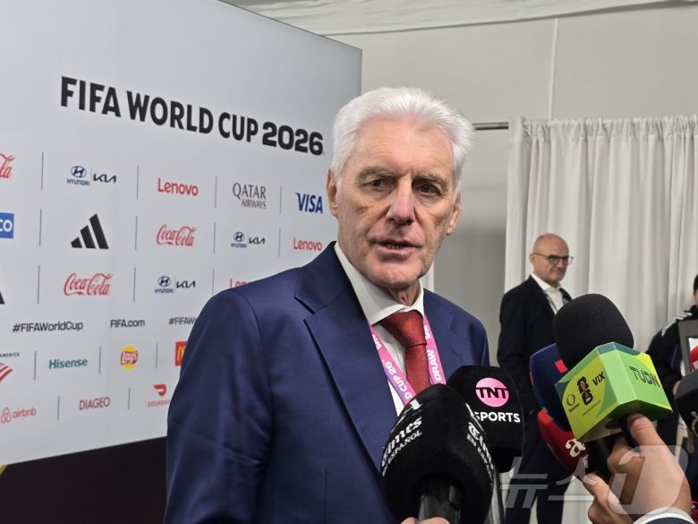 위고 브로스 남아프리카공화국 축구대표팀 감독이 5일(현지시간) 워싱턴DC 케네디센터에서 열린 월드컵 본선 조추첨 뒤 공동취재구역(믹스트존)에서 기자들의 질문에 답하고 있다. 2025.12.06. ⓒ News1 류정민 특파원