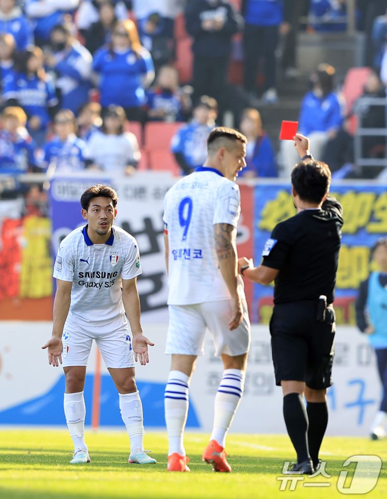 7일 오후 제주 서귀포시 월드컵로 제주월드컵경기장에서 열린 하나은행 K리그 승강 플레이오프 2025 2차전 제주SK와 수원삼성의 경기에서 수원 이기제가 레드카드를 받고 있다. 2025.12.7/뉴스1 ⓒ News1 박정호 기자