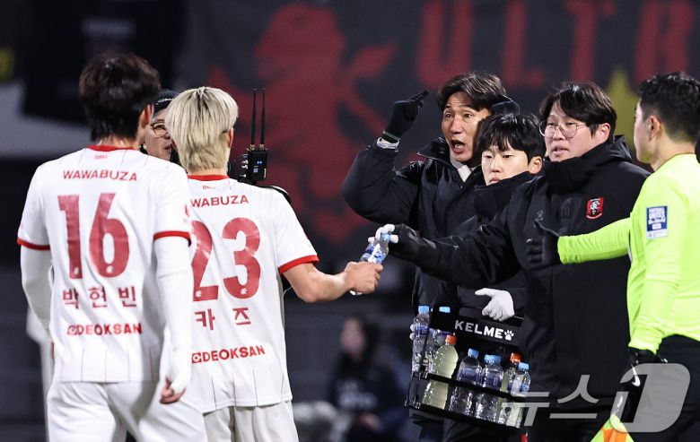 이영민 부천FC 감독이 8일 오후 경기 수원시 장안구 수원종합경기장에서 열린 하나은행 K리그 승강 플레이오프(PO) 2차전 수원FC와 부천FC의 경기에서 선수들에게 작전 지시하고 있다. 2025.12.8/뉴스1 ⓒ News1 구윤성 기자