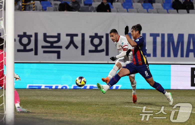8일 오후 경기 수원시 장안구 수원종합경기장에서 열린 하나은행 K리그 승강 플레이오프(PO) 2차전 수원FC와 부천FC의 경기, 부천FC 바사니가 전반 선제골을 넣고 있다. 2025.12.8/뉴스1 ⓒ News1 구윤성 기자