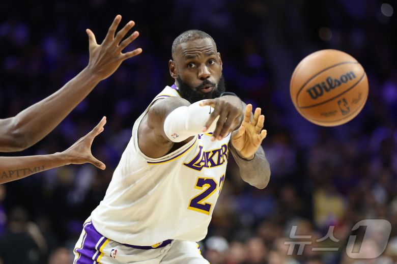 LA 레이커스의 르브론 제임스가 8일(한국시간) 열린 2025-26 NBA 필라델피아 세븐티식서스전에서 29점 7리바운드 6어시스트로 활약해 팀 승리를 이끌었다. ⓒ 로이터=뉴스1