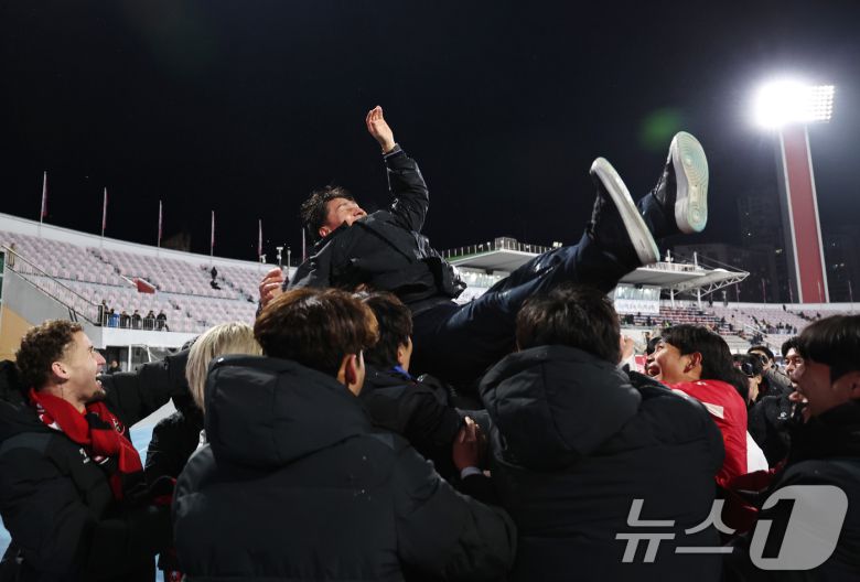 8일 오후 경기 수원시 장안구 수원종합경기장에서 열린 하나은행 K리그 승강 플레이오프(PO) 2차전 수원FC와 부천FC의 경기, 수원FC에 3대 2로 이기며 승격을 확정지은 부천FC 선수들이 이영민 감독을 헹가래 치고 있다. 2025.12.8/뉴스1 ⓒ News1 구윤성 기자