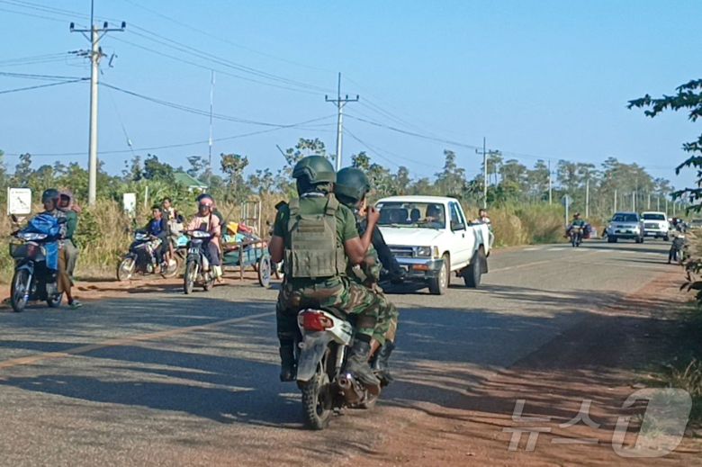 8일(현지시간) 캄보디아-태국 국경에서 발생한 충돌로 주민들이 대피하는 동안 캄보디아군이 오토바이를 타고 이동하고 있다. 태국군은 이날 캄보디아와의 새로운 국경 충돌로 태국 군인 1명이 사망하고 여러 명이 부상을 입었다고 발표했다. ⓒ AFP=뉴스1