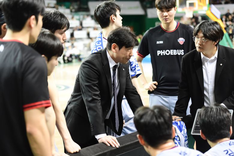 양동근 울산 현대모비스 감독(가운데). (KBL 제공)