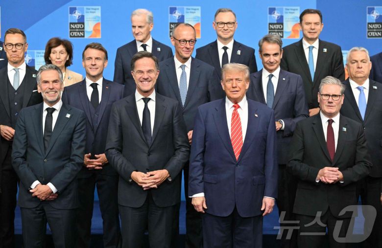 6월 25일(현지시간) 네덜란드 헤이그에서 열린 나토 정상회의에서 참가국 정상들이 단체 사진을 촬영하고 있다. 2025.06.25. ⓒ AFP=뉴스1 ⓒ News1 이지예 객원기자
