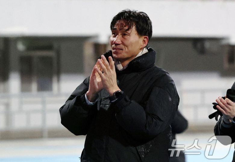 이영민 부천FC 감독이 8일 오후 경기 수원시 장안구 수원종합경기장에서 열린 하나은행 K리그 승강 플레이오프(PO) 2차전 수원FC와 부천FC의 경기에서 수원FC에 3대 2로 이기며 승격을 확정 지은 뒤 팬들에게 감사 인사를 하고 있다. 2025.12.8/뉴스1 ⓒ News1 구윤성 기자