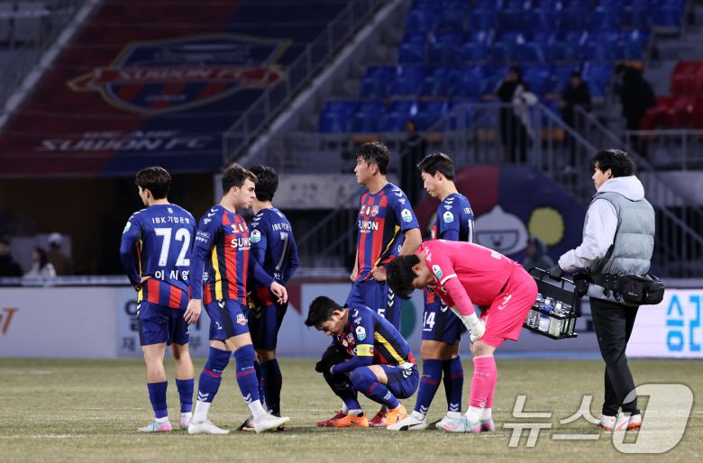 수원FC는 K리그2 3위 부천에게 2연패를 당하며 6년 만에 2부리그로 내려간다. ⓒ News1 구윤성 기자
