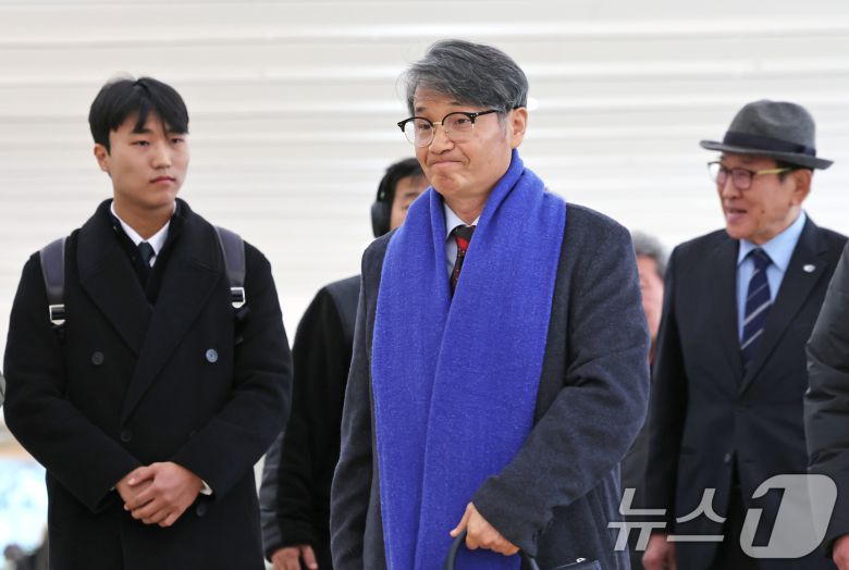 김건희 여사에게 명품 가방을 선물한 것으로 알려진 최재영 목사가 9일 오전 서울 종로구 광화문 KT 빌딩에 위치한 김건희 특검에 참고인 신분으로 출석하고 있다. 2025.12.9/뉴스1 ⓒ News1 장수영 기자