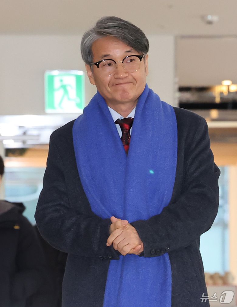 김건희 여사에게 명품 가방을 선물한 것으로 알려진 최재영 목사가 9일 오전 서울 종로구 광화문 KT 빌딩에 위치한 김건희 특검에 참고인 신분으로 출석하고 있다. 2025.12.9/뉴스1 ⓒ News1 장수영 기자