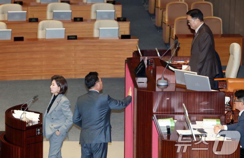 9일 서울 여의도 국회에서 열린 제429회국회(정기회) 제16차 본회의에서 나경원 국민의힘 의원이 가맹사업법 개정안에 대한 무제한토론(필리버스터)에 돌입한 가운데 우원식 국회의장에게 항의하다 등을 돌려 주머니에 손을 넣고 있다. 2025.12.9/뉴스1 ⓒ News1 이승배 기자