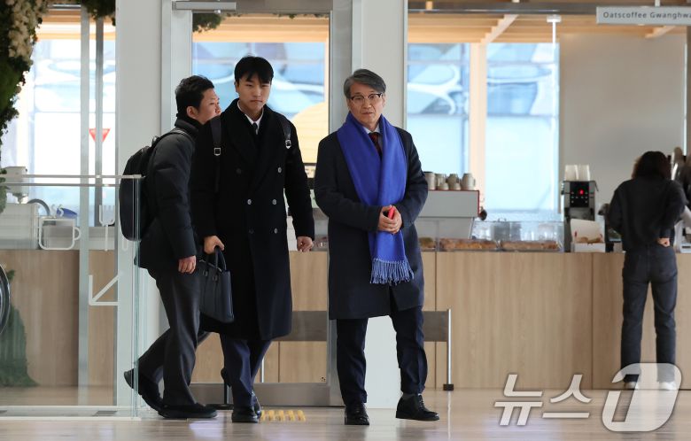 김건희 여사에게 명품 가방을 선물한 것으로 알려진 최재영 목사가 9일 오전 서울 종로구 광화문 KT 빌딩에 위치한 김건희 특검에 참고인 신분으로 출석하고 있다. 2025.12.9/뉴스1 ⓒ News1 장수영 기자