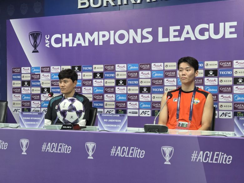 정경호 강원FC 감독(왼쪽)과 모재현이 부리람과의 경기를 앞두고 기자회견을 실시하고 있다. (한국프로축구연맹 제공)