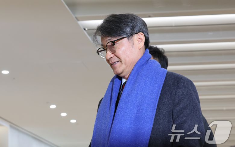 김건희 여사에게 명품 가방을 선물한 것으로 알려진 최재영 목사가 9일 오전 서울 종로구 광화문 KT 빌딩에 위치한 김건희 특검에 참고인 신분으로 출석하고 있다. 2025.12.9/뉴스1 ⓒ News1 장수영 기자