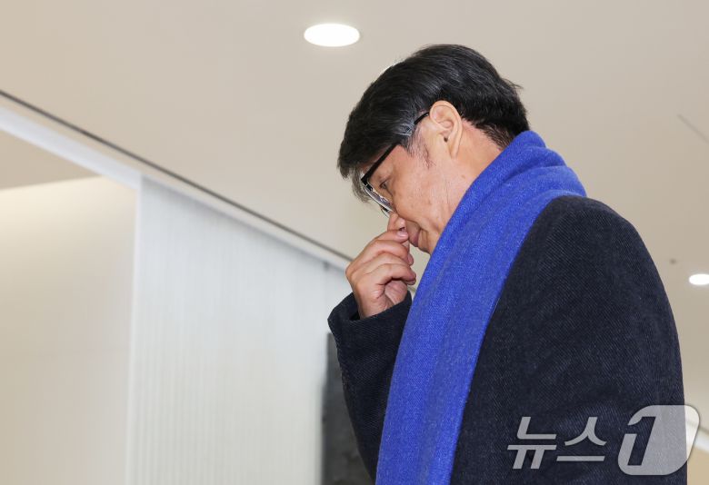 김건희 여사에게 명품 가방을 선물한 것으로 알려진 최재영 목사가 9일 오전 서울 종로구 광화문 KT 빌딩에 위치한 김건희 특검에 참고인 신분으로 출석하고 있다. 2025.12.9/뉴스1 ⓒ News1 장수영 기자