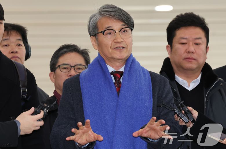 김건희 여사에게 명품 가방을 선물한 것으로 알려진 최재영 목사가 9일 오전 서울 종로구 광화문 KT 빌딩에 위치한 김건희 특검에 참고인 신분으로 출석하며 취재진 질문에 답변하고 있다. 2025.12.9/뉴스1 ⓒ News1 장수영 기자