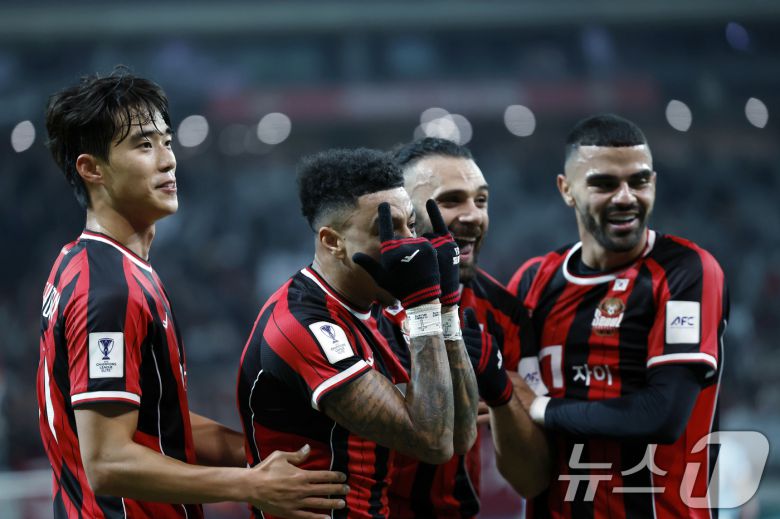 10일 오후 서울시 마포구 월드컵로 서울월드컵경기장에서 열린 AFC 챔피언스리그 엘리트(ACLE) 2025/26 리그 스테이지 6차전 FC서울과 멜버른시티FC의 경기에서 선제골을 터트린 서울 제시 린가드가 골 세리머니를 하고 있다. 2025.12.10/뉴스1 ⓒ News1 박정호 기자