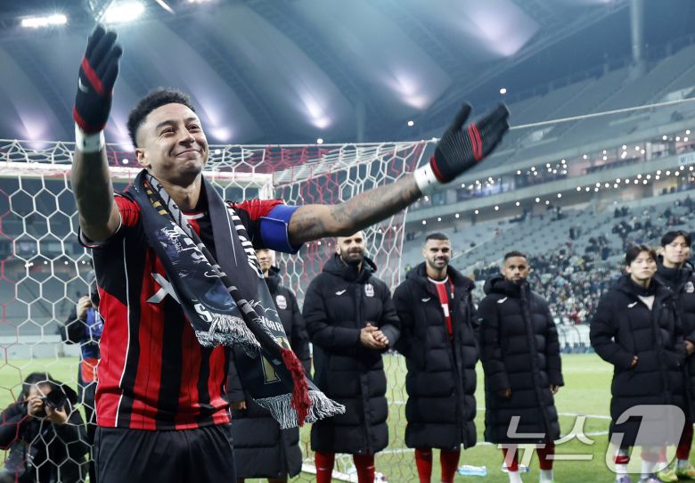 10일 오후 서울시 마포구 월드컵로 서울월드컵경기장에서 열린 AFC 챔피언스리그 엘리트(ACLE) 2025/26 리그 스테이지 6차전 FC서울과 멜버른시티FC의 경기 종료 후 진행된 환송행사에서 서울 린가드 서포터즈 수호신과 함께 세리머니를 하고 있다. 2025.12.10/뉴스1 ⓒ News1 박정호 기자